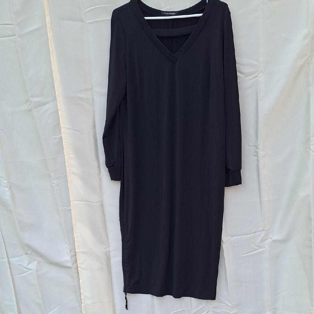 Periphery Black V-Neck Midi Dress‎